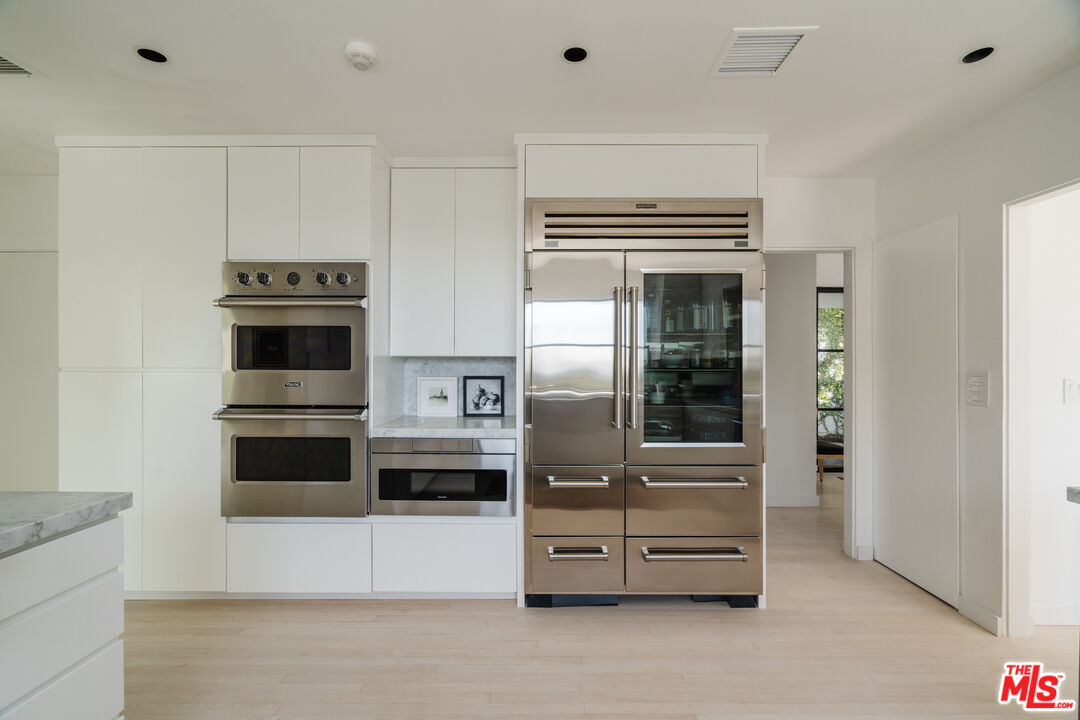 1558 Sunset Plaza Dr