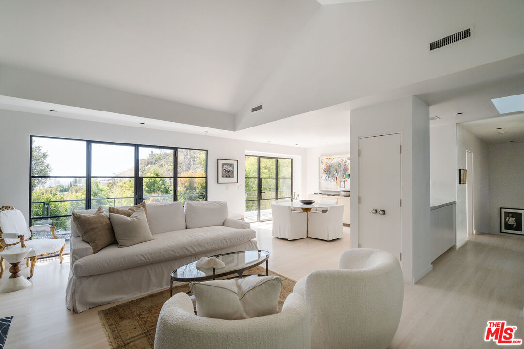 1558 Sunset Plaza Dr