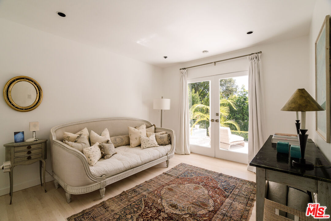 1558 Sunset Plaza Dr