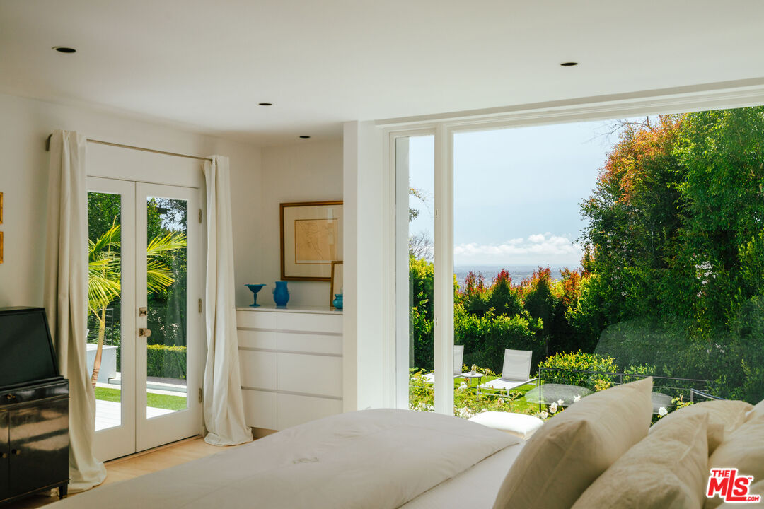 1558 Sunset Plaza Dr