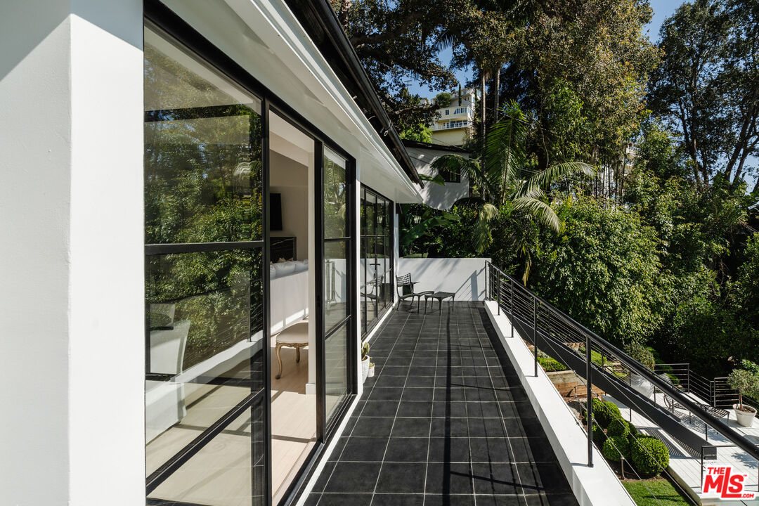 1558 Sunset Plaza Dr