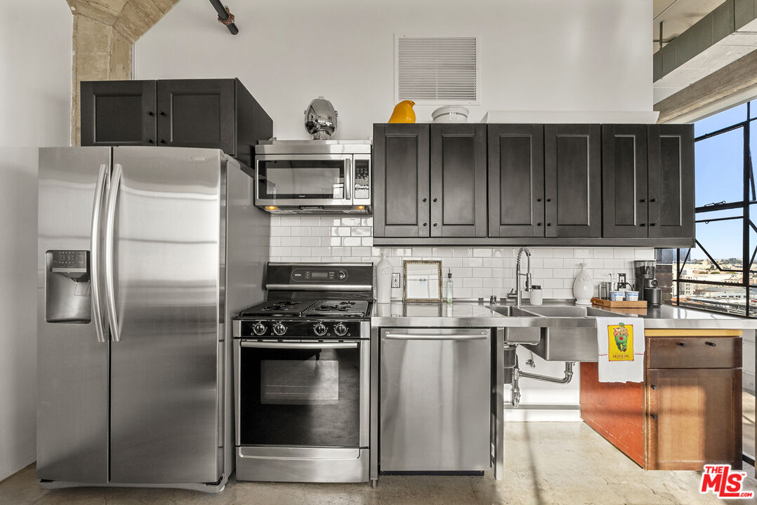 315 E 8th St Unit: 1004