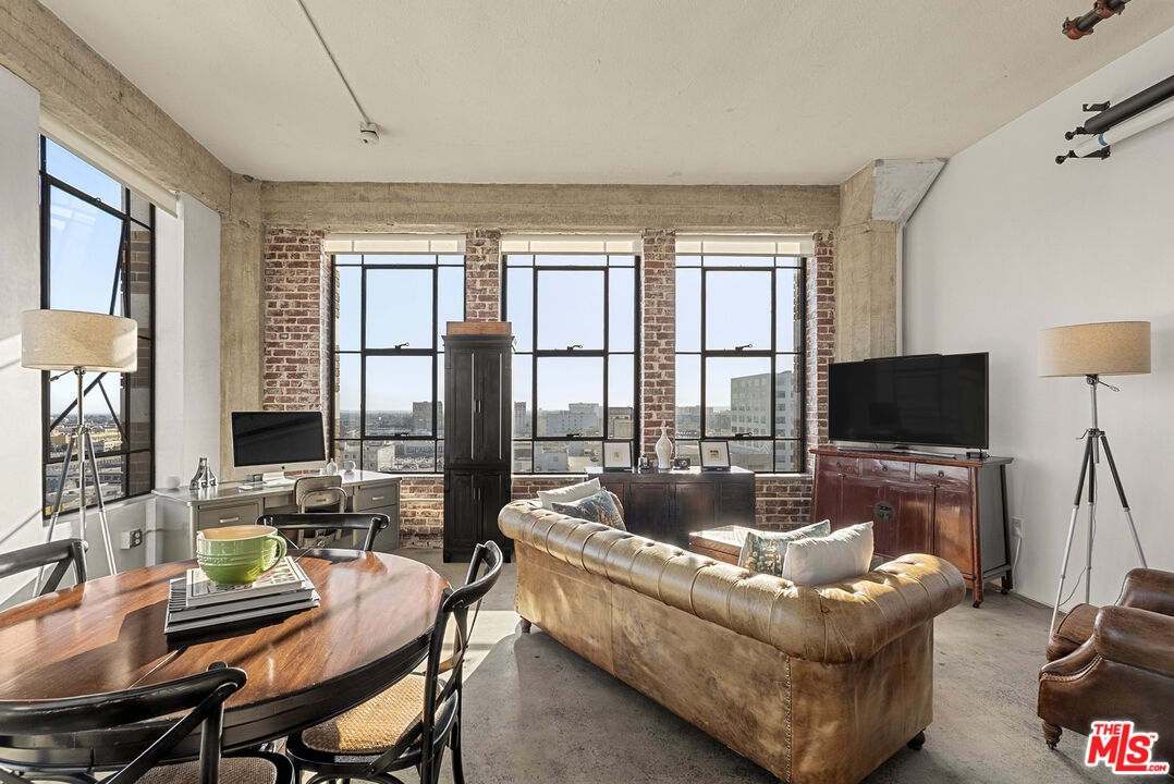 315 E 8th St Unit: 1004