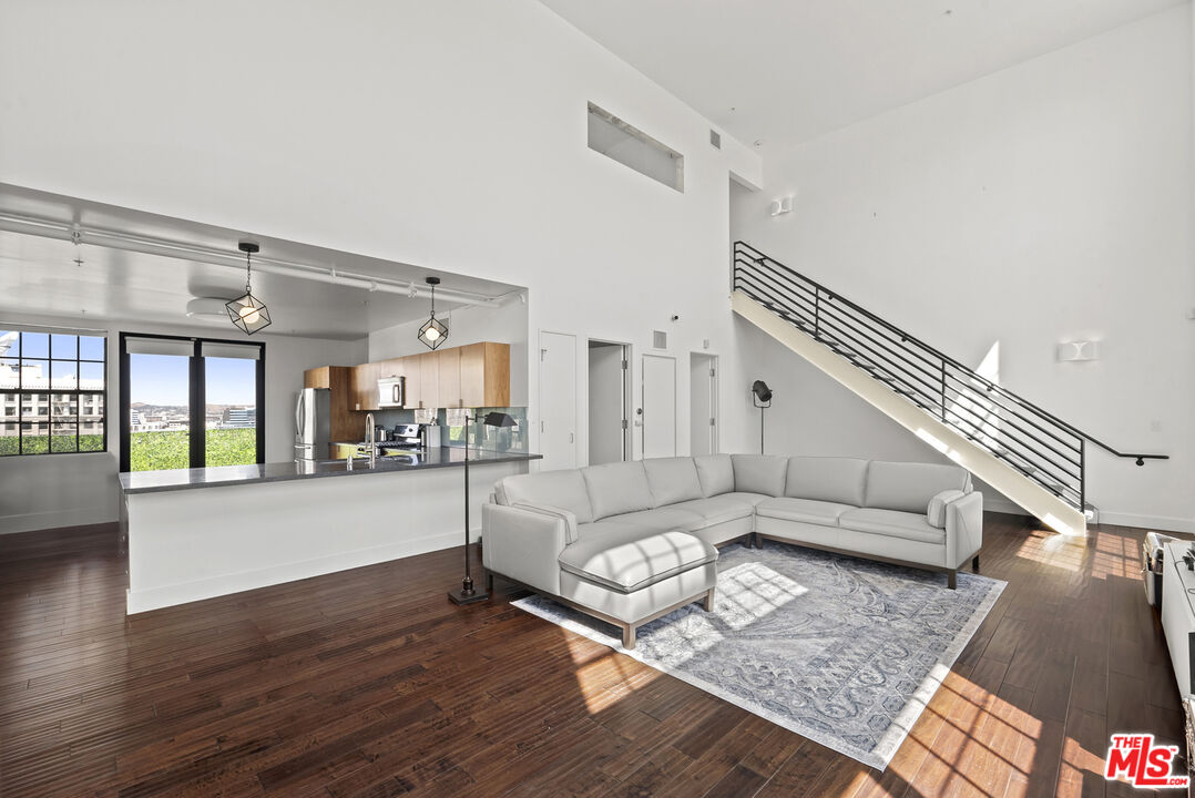 746 S Los Angeles St Unit: 1201