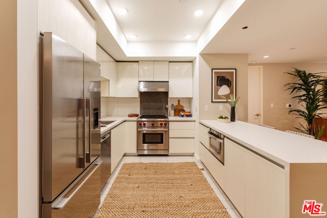 441 S Barrington Ave Unit: 109