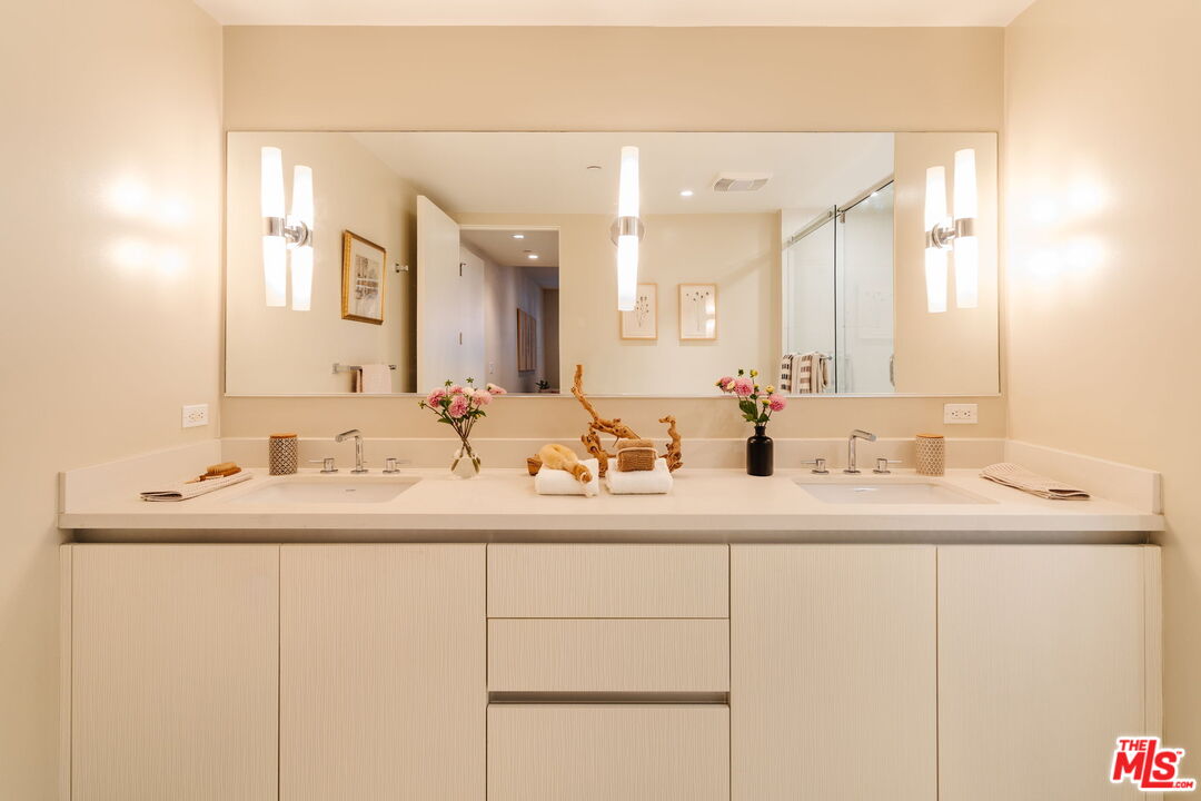 441 S Barrington Ave Unit: 109