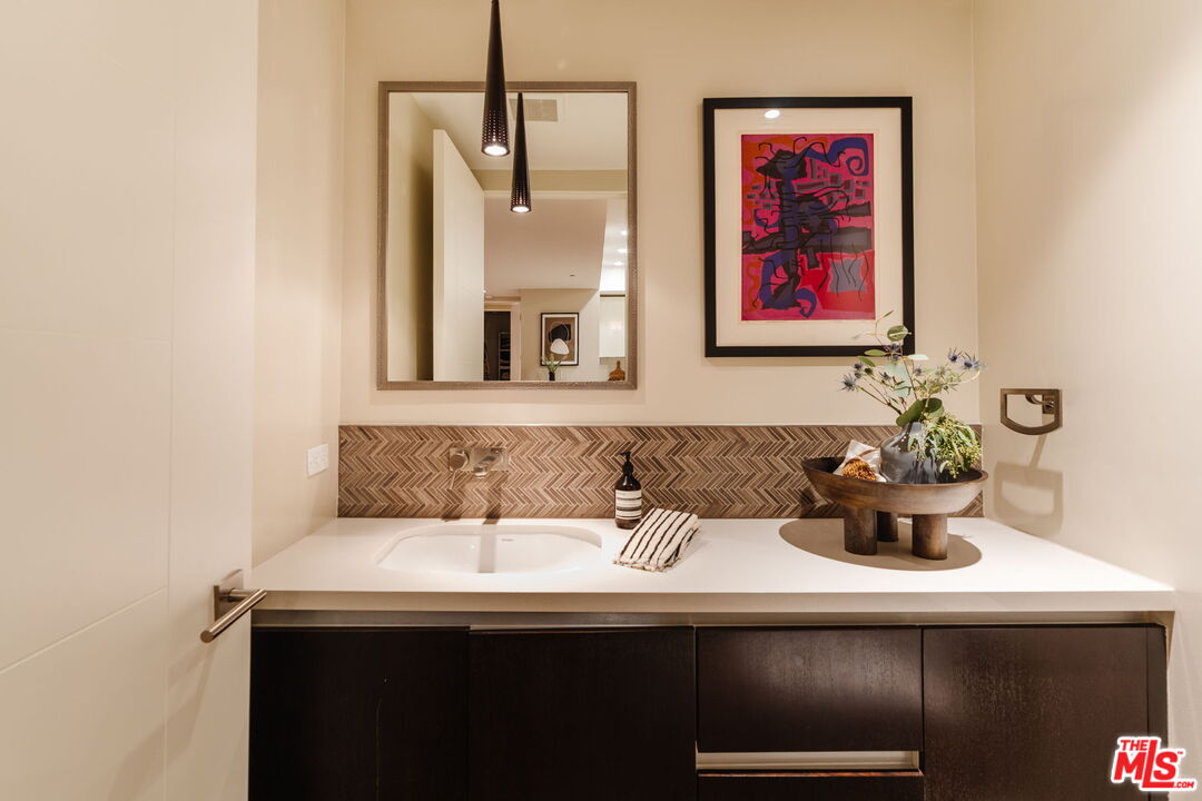 441 S Barrington Ave Unit: 109