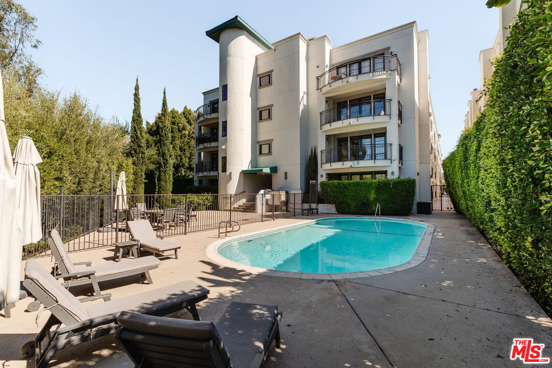 441 S Barrington Ave Unit: 109