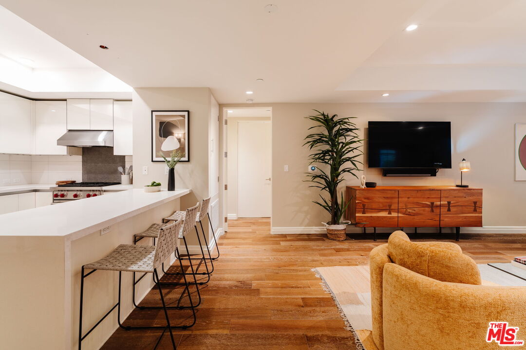 441 S Barrington Ave Unit: 109