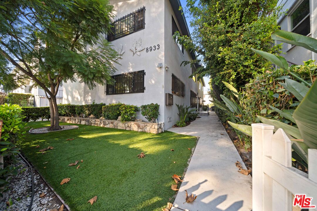 8933 Cadillac Ave Unit: 4