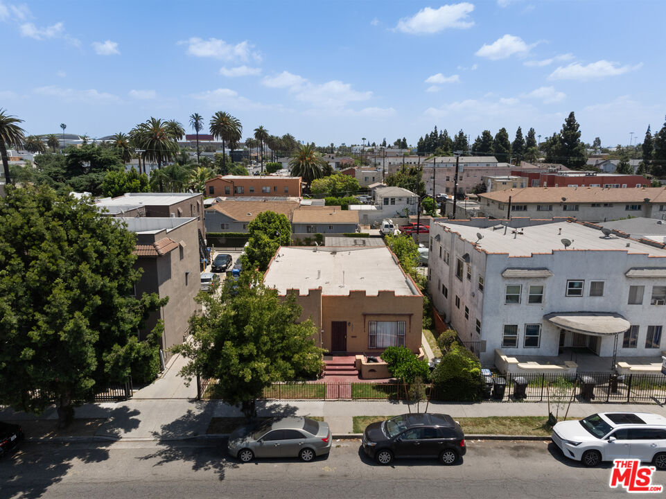 3982 S Normandie Ave