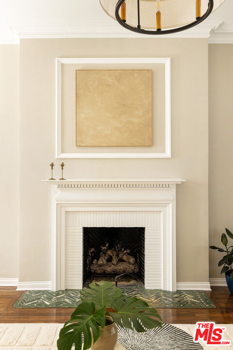 118 N Flores St Unit: 1/2