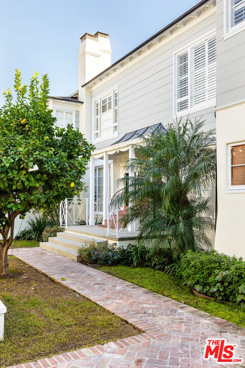 118 N Flores St Unit: 1/2