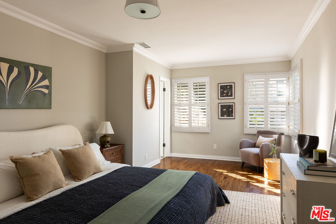 118 N Flores St Unit: 1/2