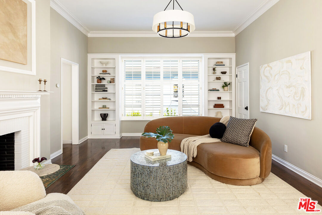 118 N Flores St Unit: 1/2