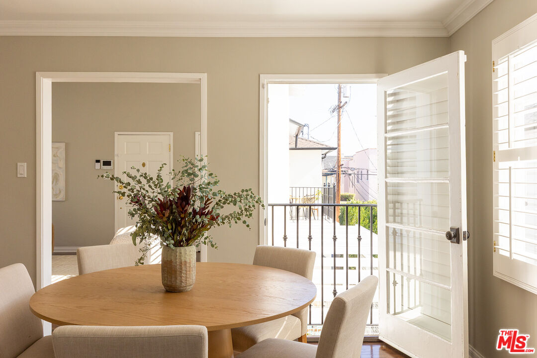 118 N Flores St Unit: 1/2