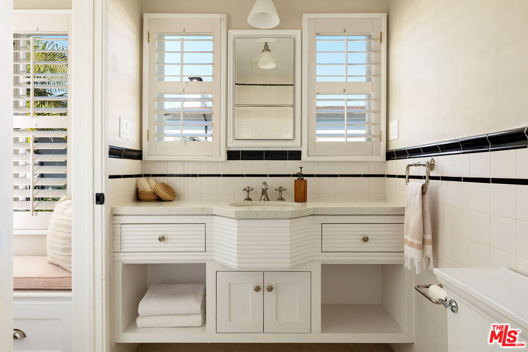 118 N Flores St Unit: 1/2