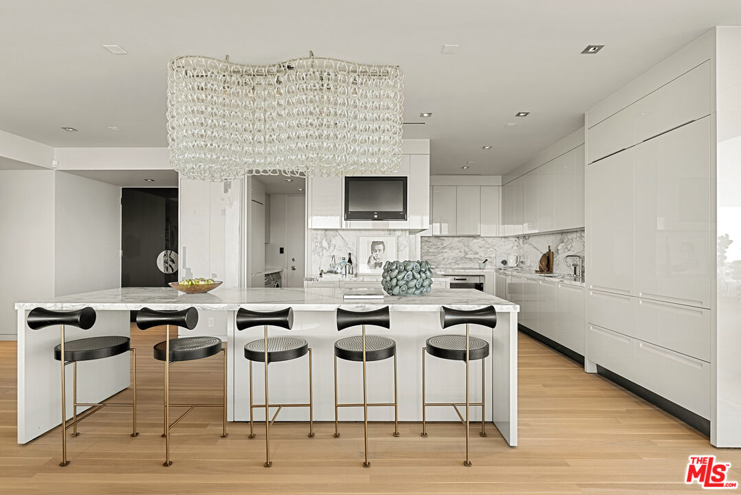 9255 Doheny Rd Unit: 2006