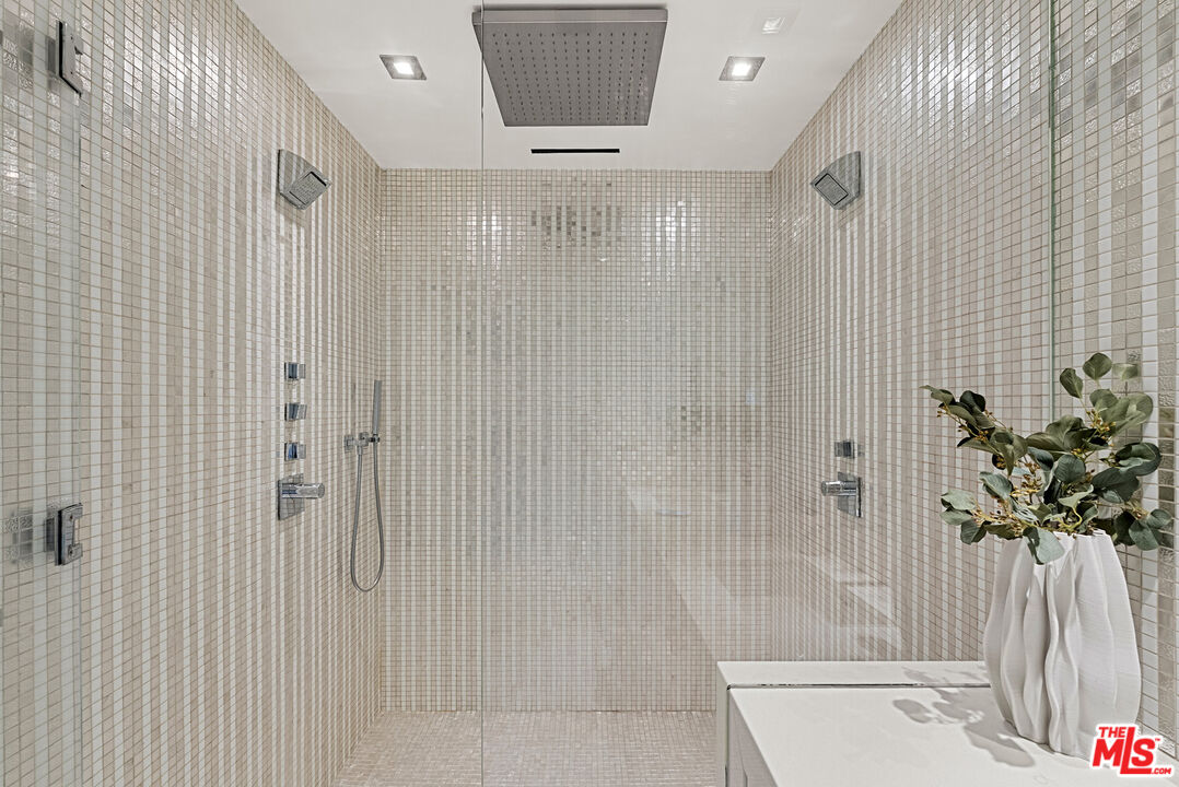 9255 Doheny Rd Unit: 2006