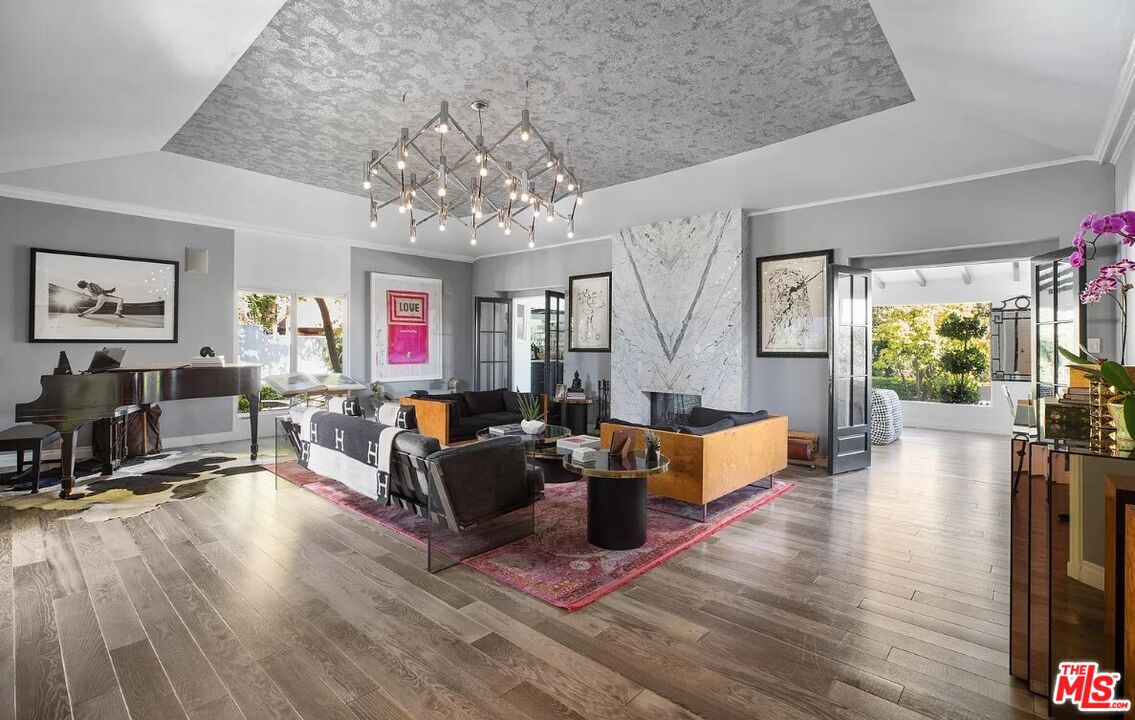 1514 Sunset Plaza Dr