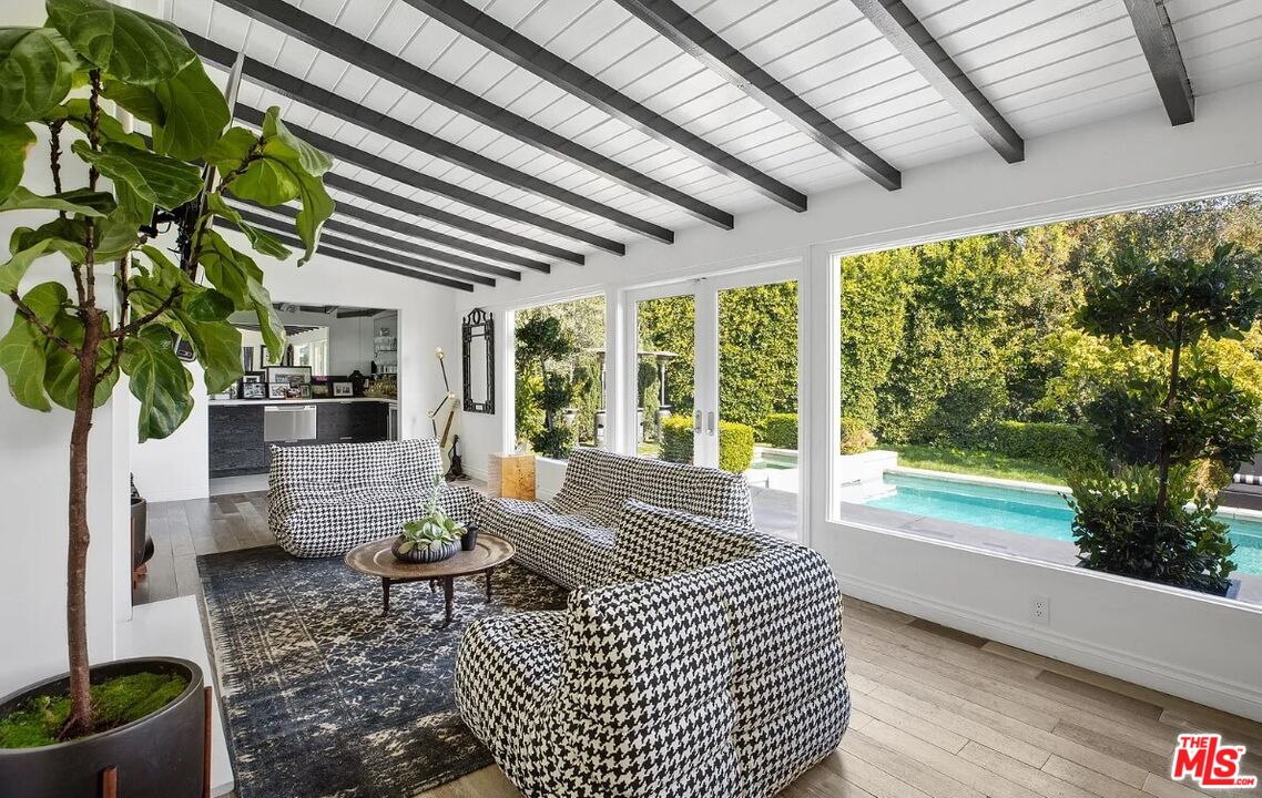 1514 Sunset Plaza Dr