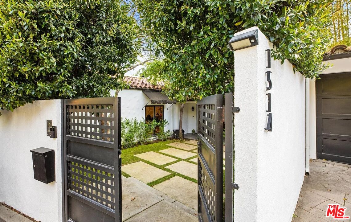 1514 Sunset Plaza Dr