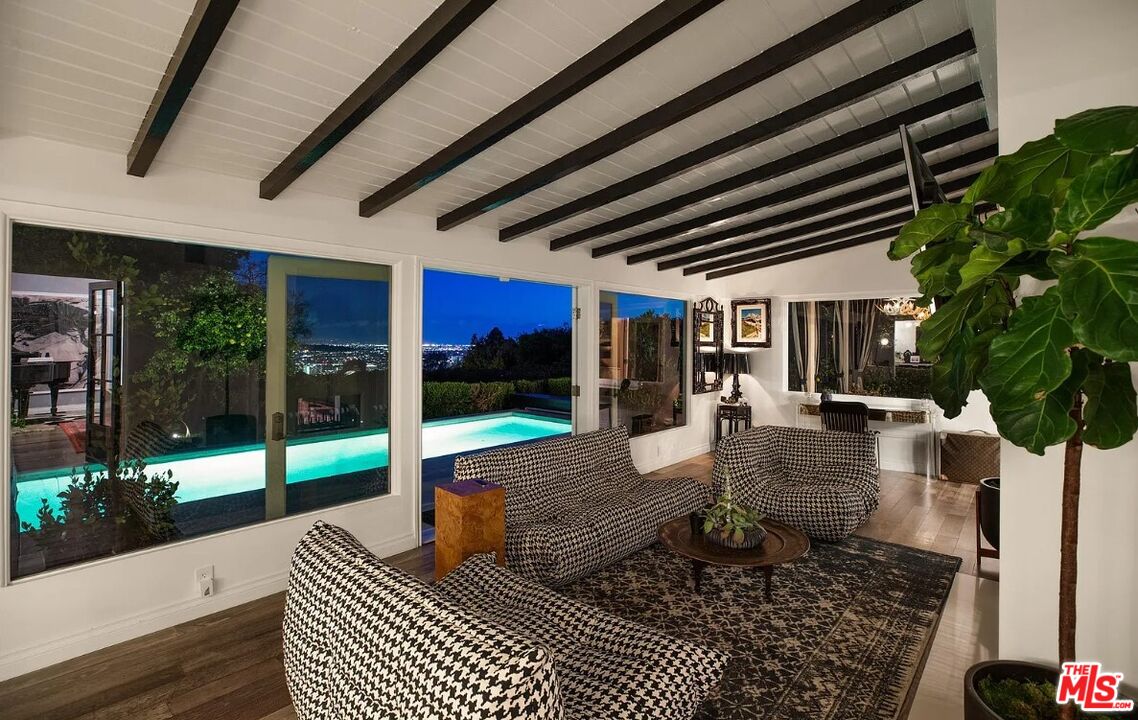 1514 Sunset Plaza Dr