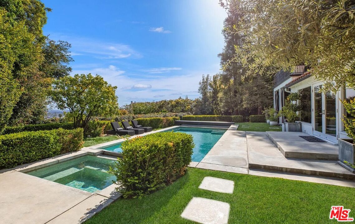1514 Sunset Plaza Dr