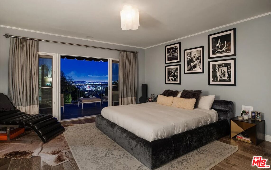 1514 Sunset Plaza Dr