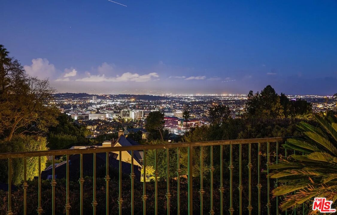 1514 Sunset Plaza Dr