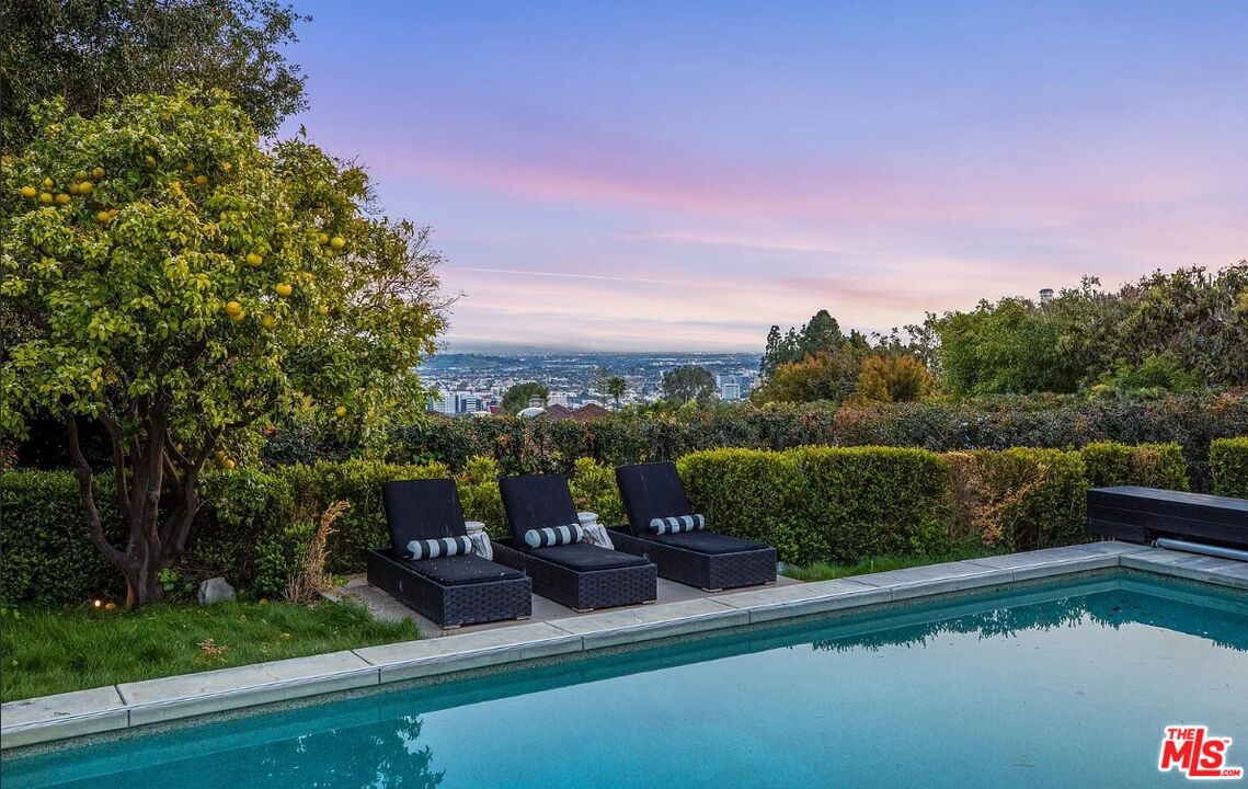 1514 Sunset Plaza Dr