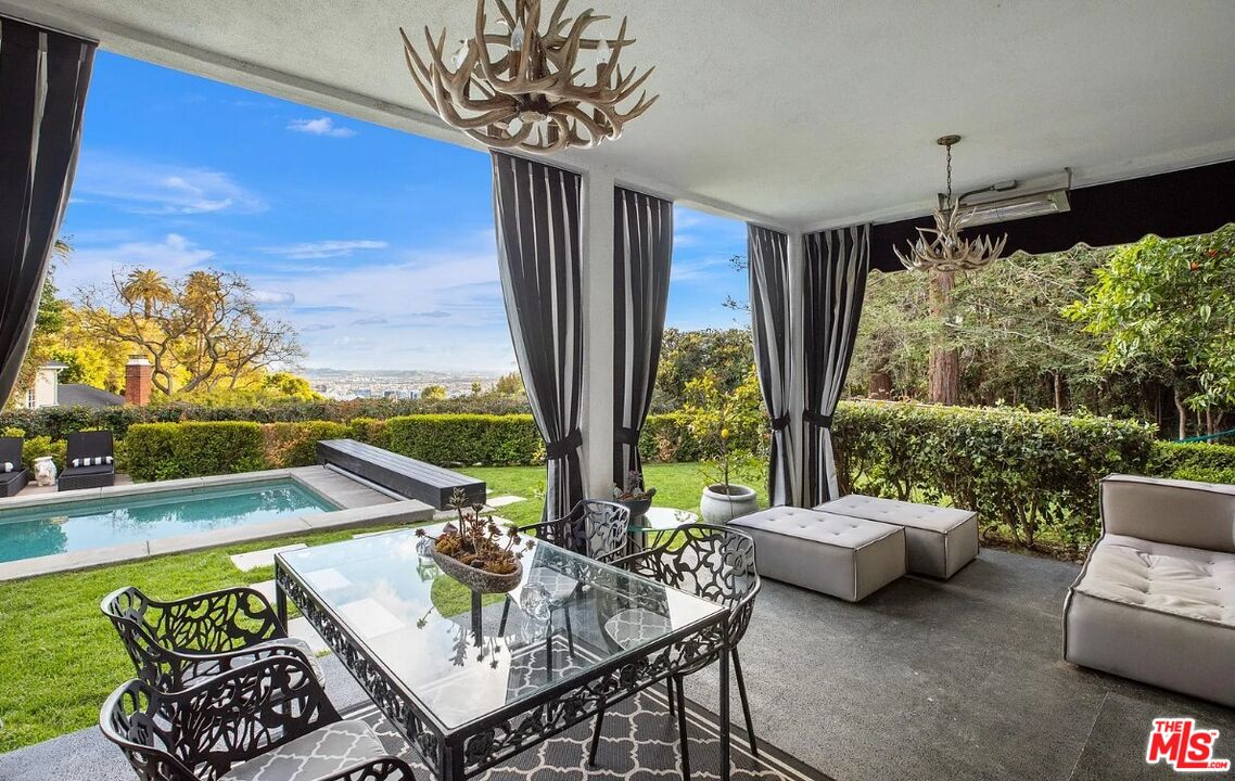 1514 Sunset Plaza Dr