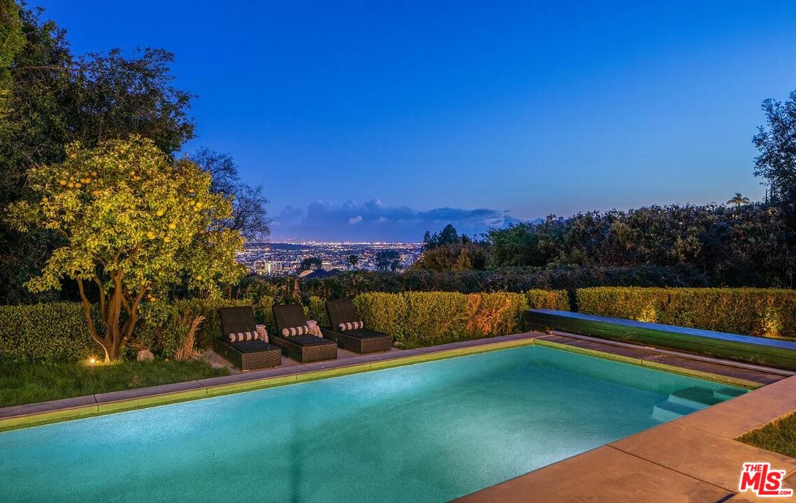 1514 Sunset Plaza Dr