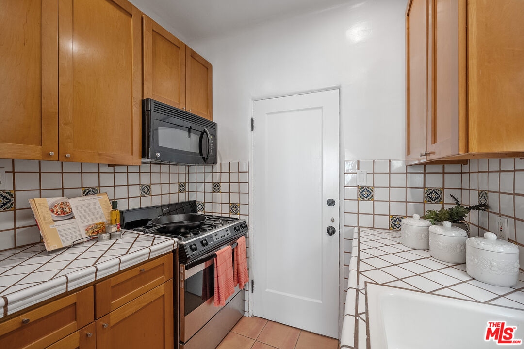 1345 N Hayworth Ave Unit: 209