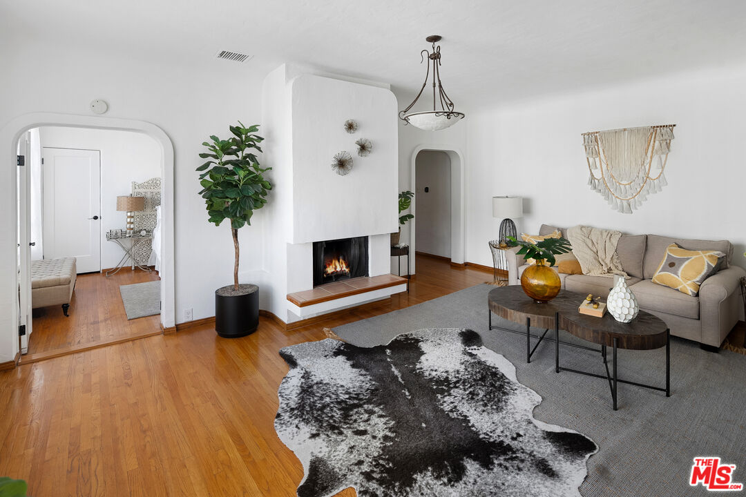 1345 N Hayworth Ave Unit: 209