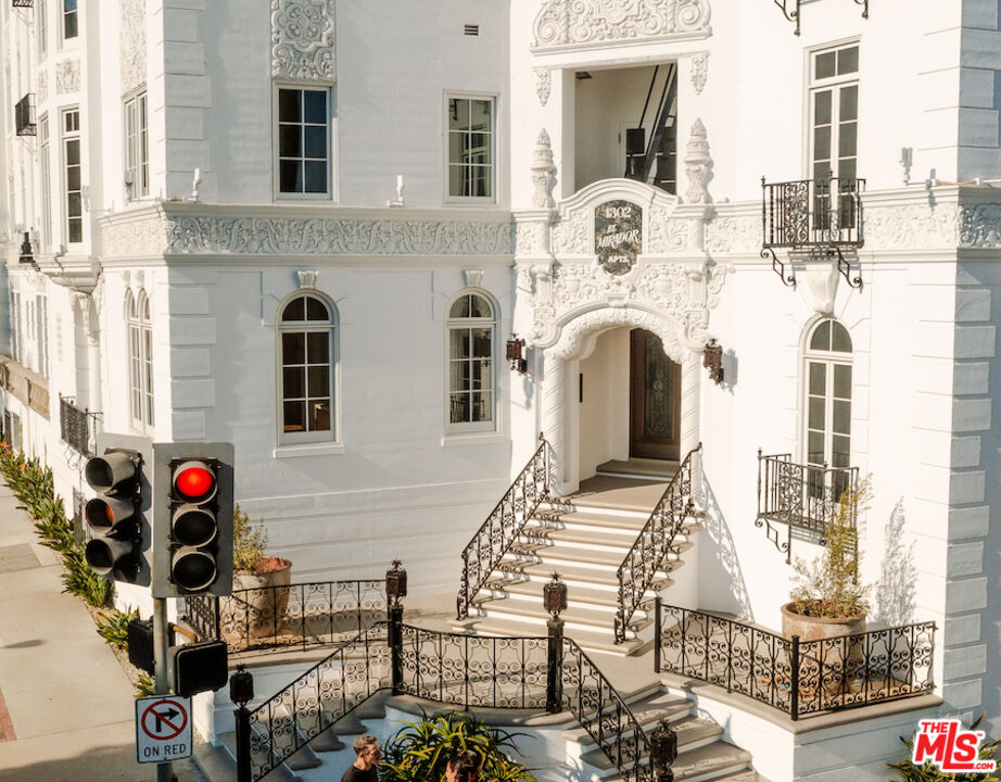 1302 Sweetzer Ave Unit: 401