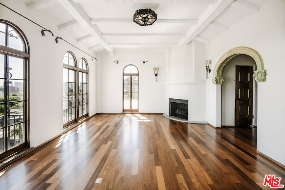 1302 Sweetzer Ave Unit: 401