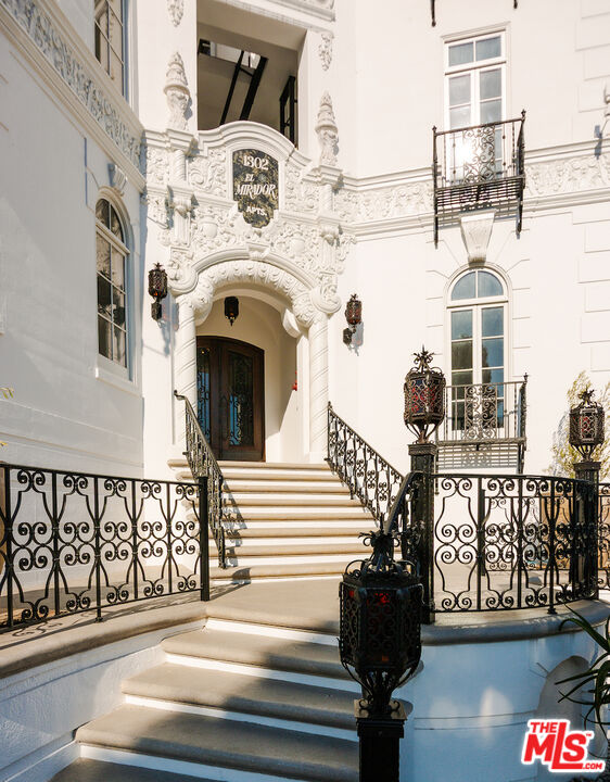 1302 Sweetzer Ave Unit: 401