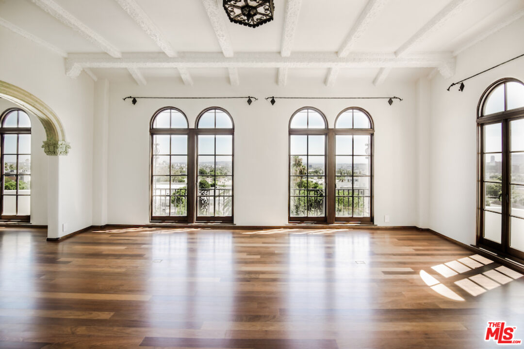 1302 Sweetzer Ave Unit: 401