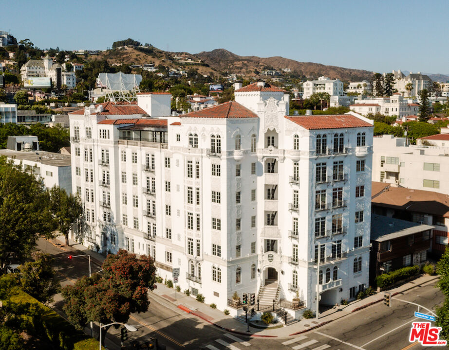 1302 Sweetzer Ave Unit: 401