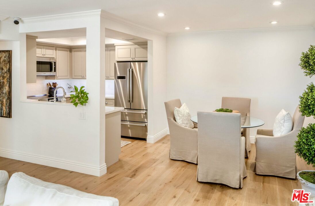 2385 Roscomare Rd Unit: D3