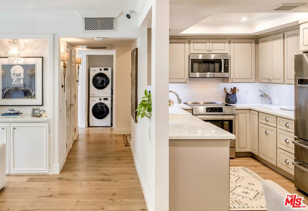 2385 Roscomare Rd Unit: D3