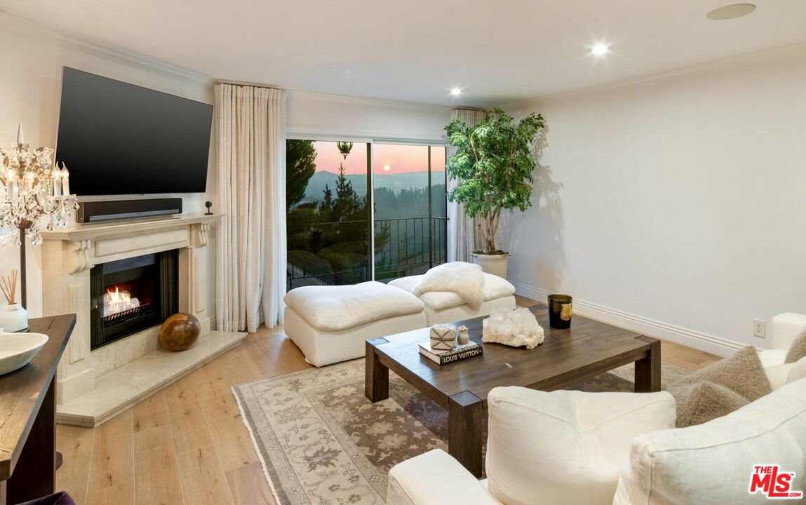 2385 Roscomare Rd Unit: D3