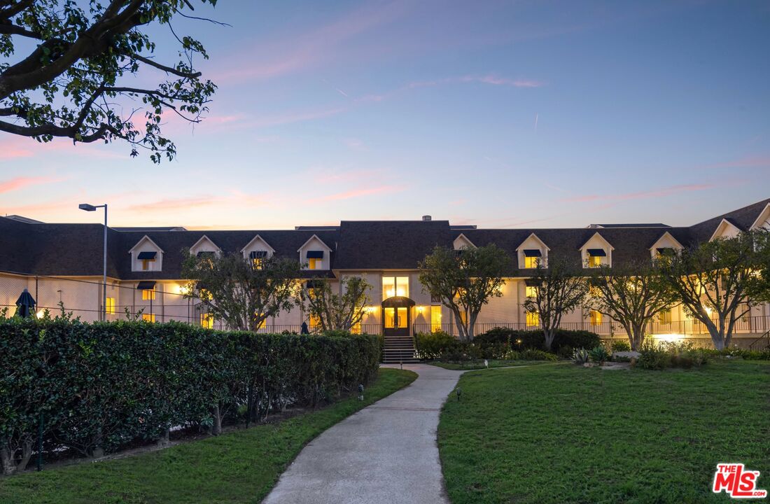 2385 Roscomare Rd Unit: D3