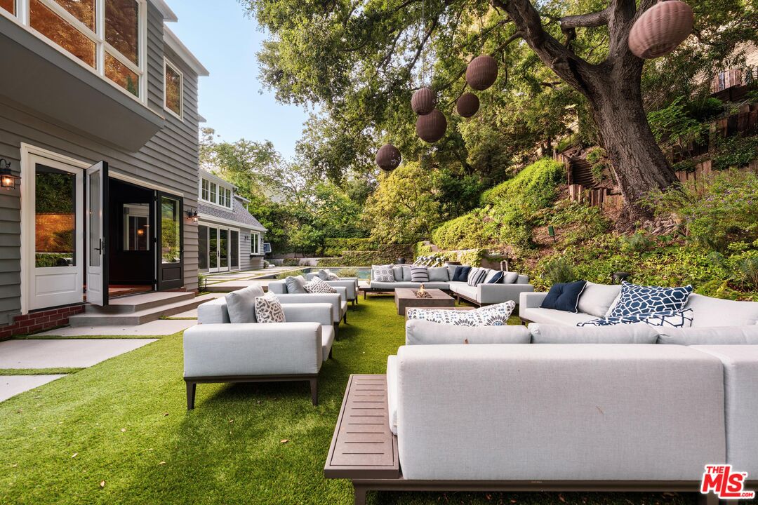 2600 Mandeville Canyon Rd