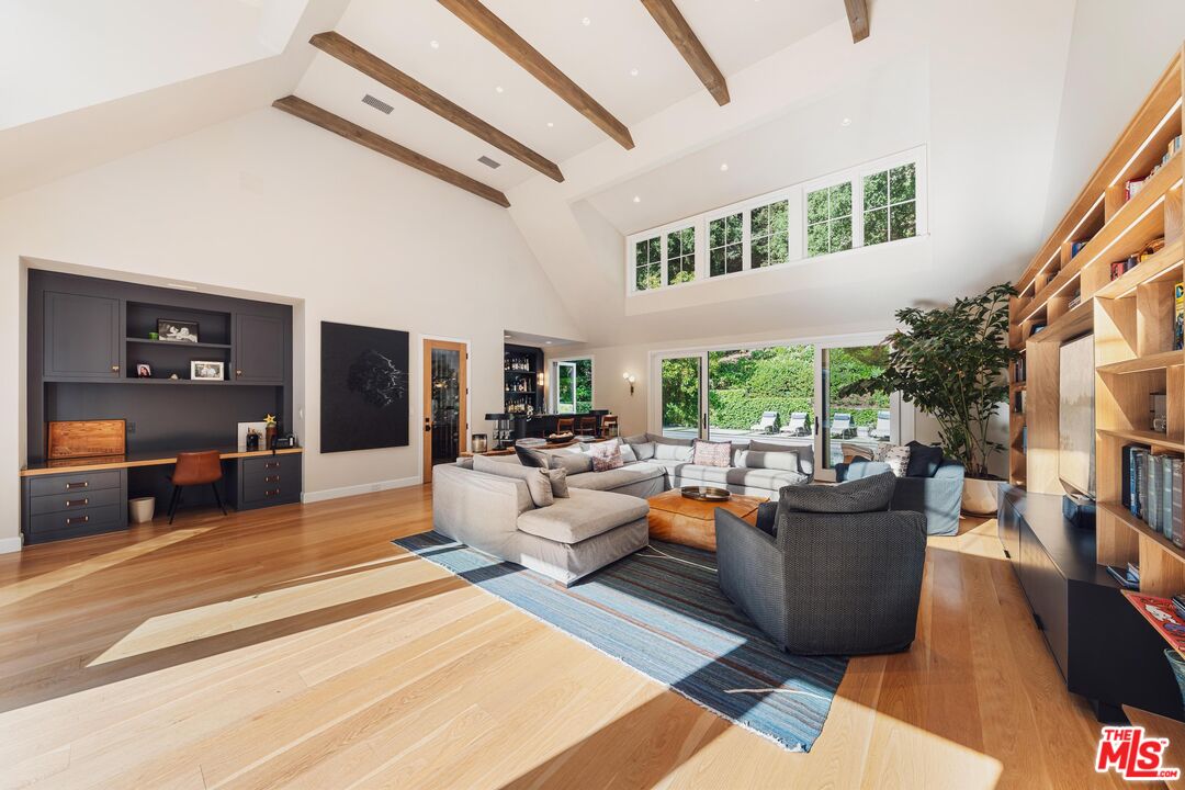 2600 Mandeville Canyon Rd