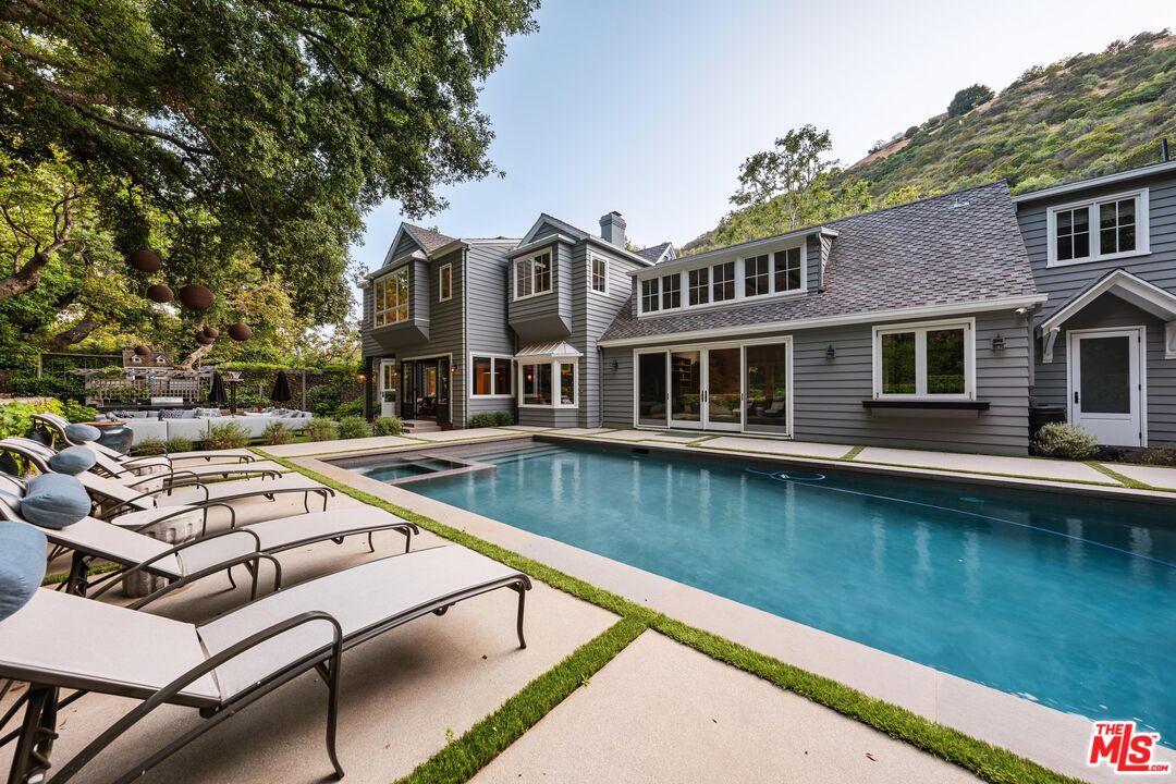 2600 Mandeville Canyon Rd