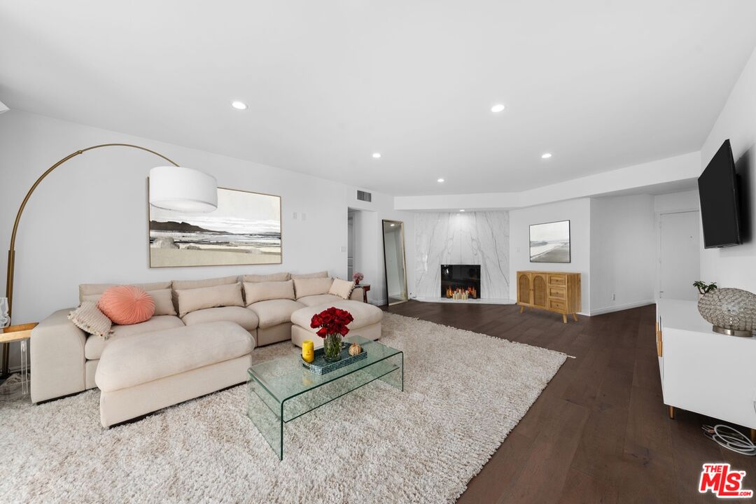 11970 Montana Ave Unit: 207