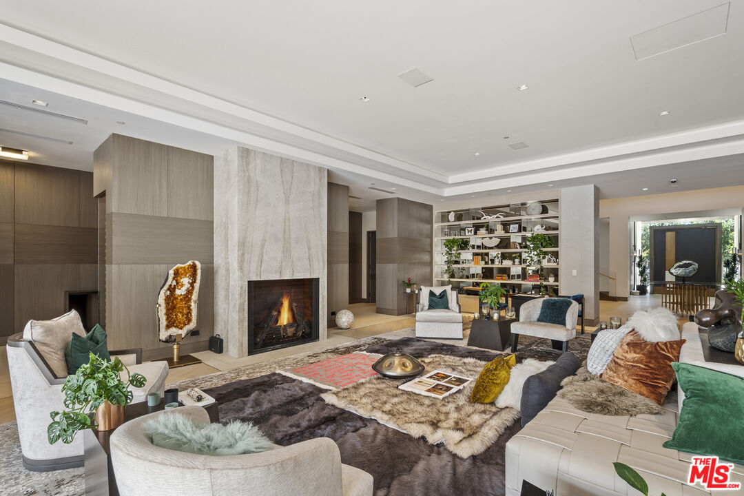 616 N Beverly Dr