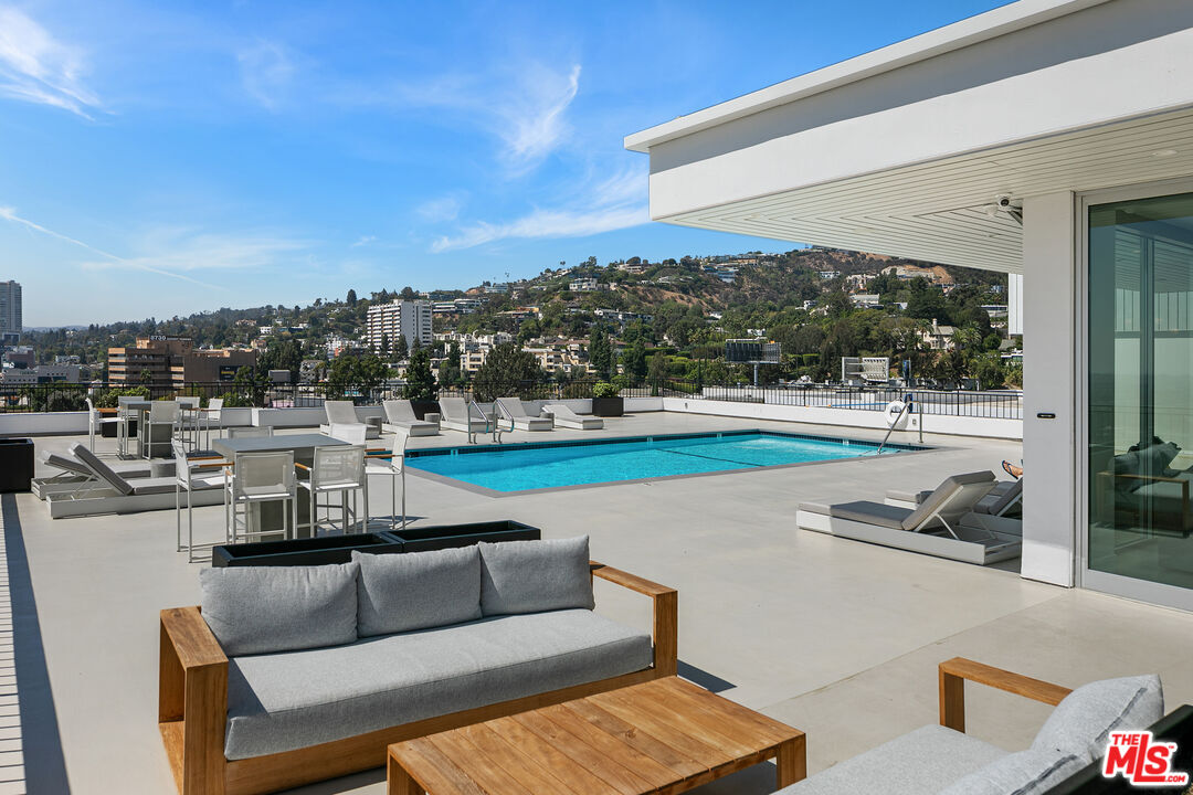 1100 Alta Loma Rd Unit: 1502